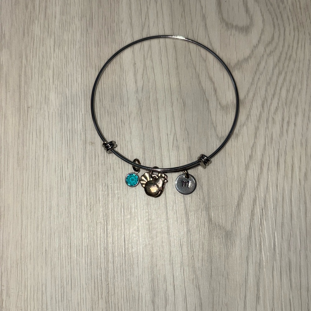 🛍 Metal charm bracelet with 3 charms.